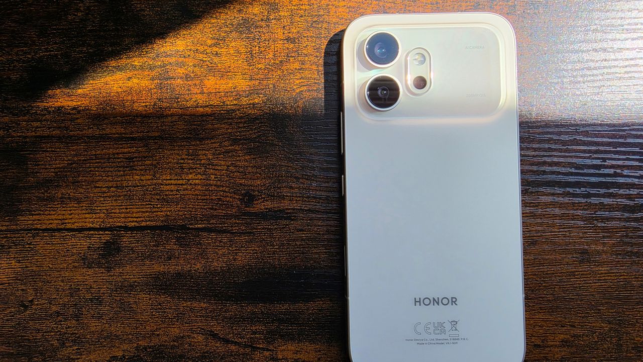 The Honor 600 on a desk