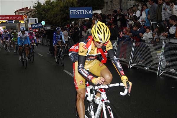 Alejandro Valverde (Caisse d'Epargne) checks his computer as he rolls across the line.
