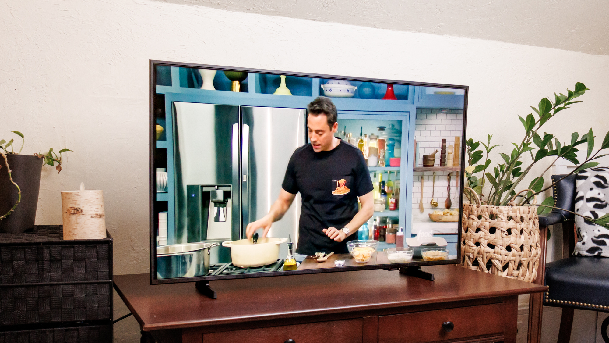 A cooking show on the Samsung F6000F LED TV.