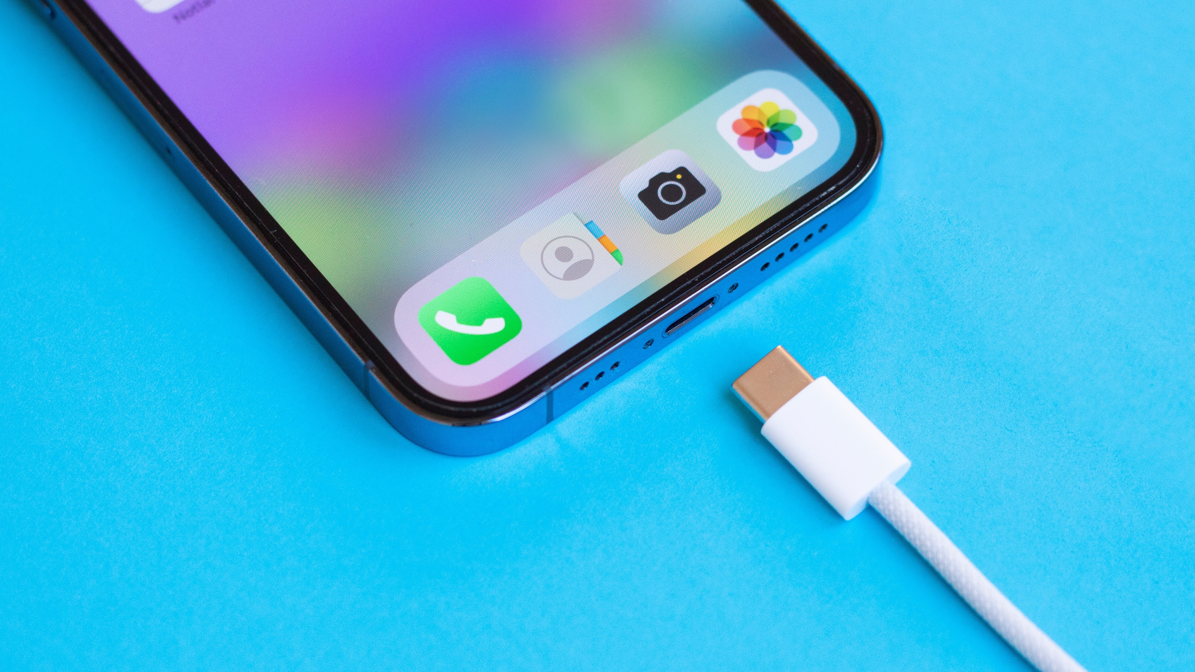 iPhone Lightning sammen med en USB-C-kabel.