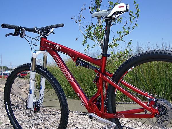 The frame bears all the same features as Pivot's 26"-wheeled Mach 4 but with slightly altered geometry to accommodate the bigger rolling stock.
