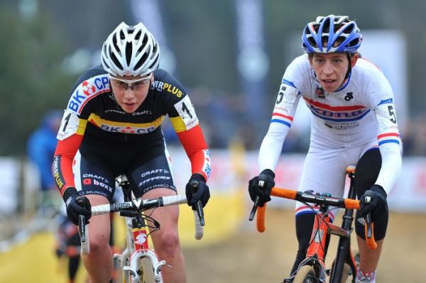 Sanne Cant leads Helen Wyman