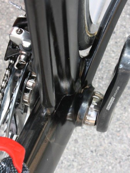 Conventional threaded bottom bracket cups are fixed to the bottom end.