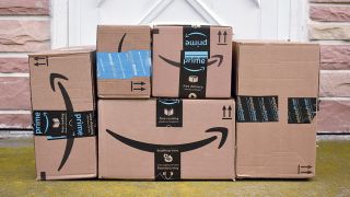 Amazon Prime Pakete stapeln sich vor einer Haustür