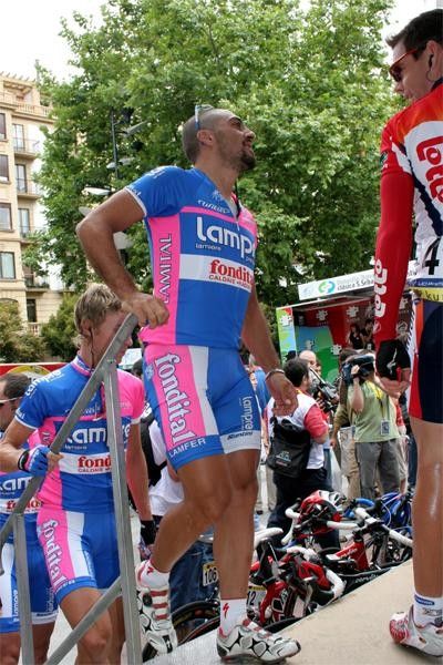 Salvatore Commesso (Lampre) talks to him at the start