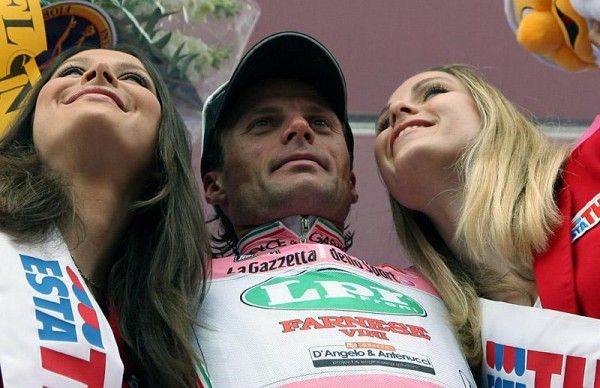 Danili Di Luca (LPR Brakes - Farnese Vini) resplendent in the maglia rosa.