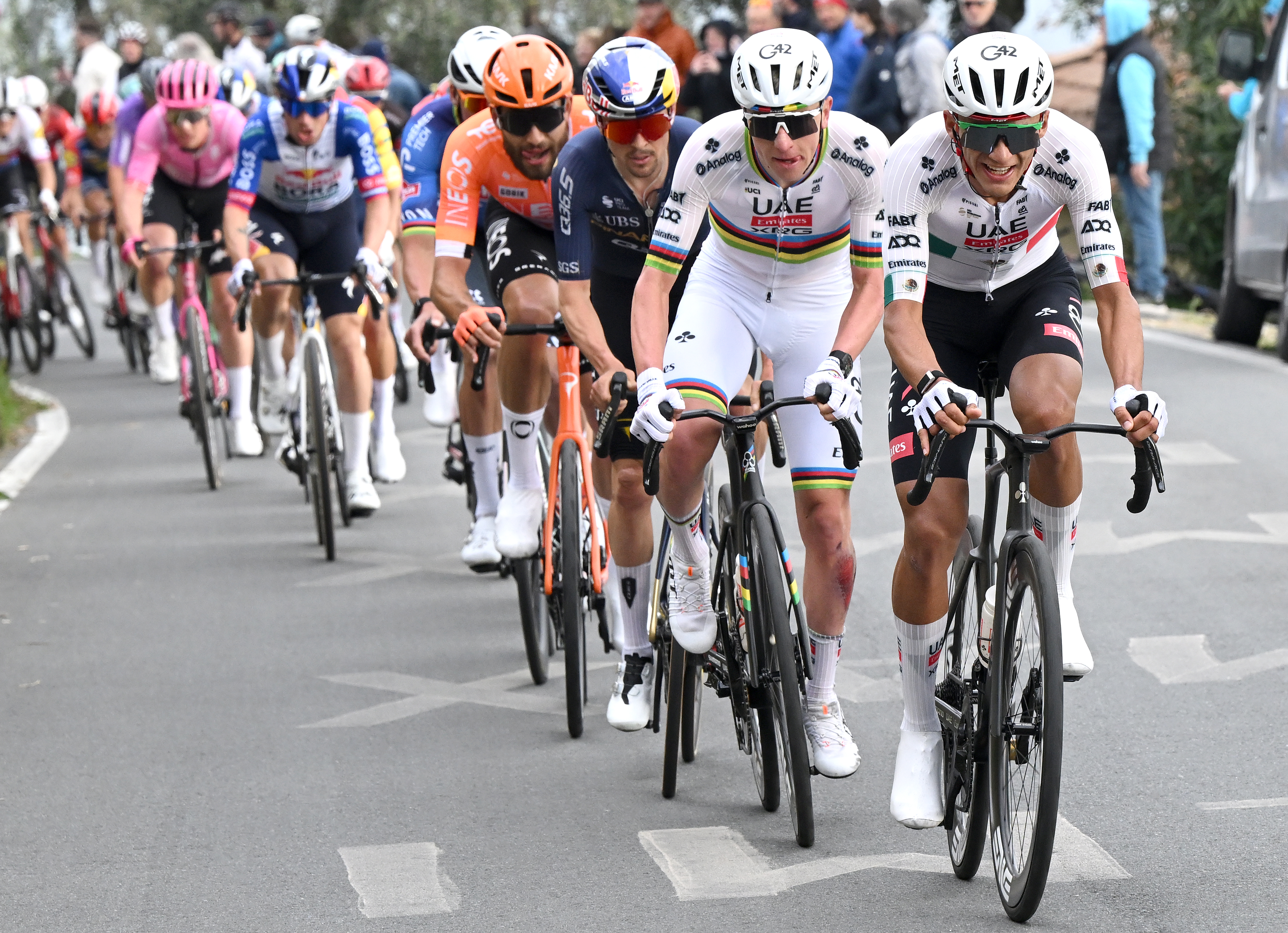 SANREMO, ITÁLIA - 21 DE MARÇO: (LR) Thomas Pidcock da Grã-Bretanha e Team Pinarello Q36.5 Pro Cycling, Tadej Pogacar da Eslovênia e Isaac Del Toro do México e Team Emirates - XRG #UCIWT / 21 de março de 2026 em Sanremo, Itália. (Foto de Dario Belingheri/Getty Images)