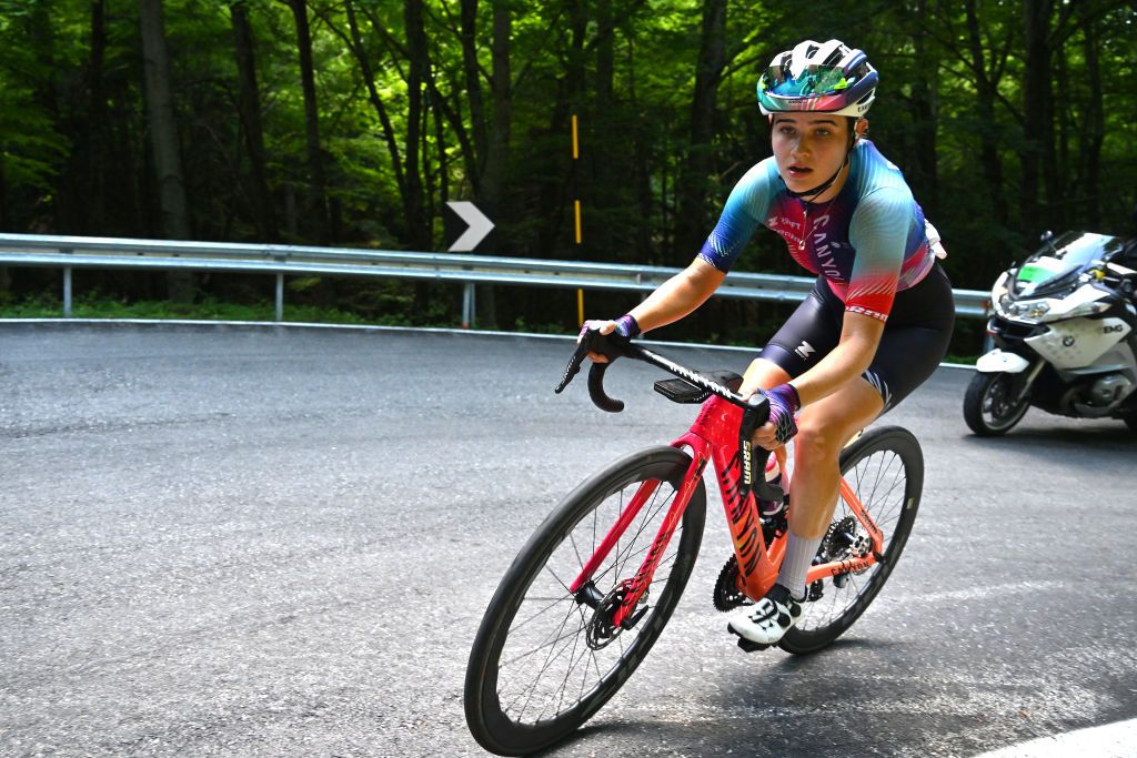 Neve Bradbury solo on Blockhaus at the Giro d&#039;Italia Women