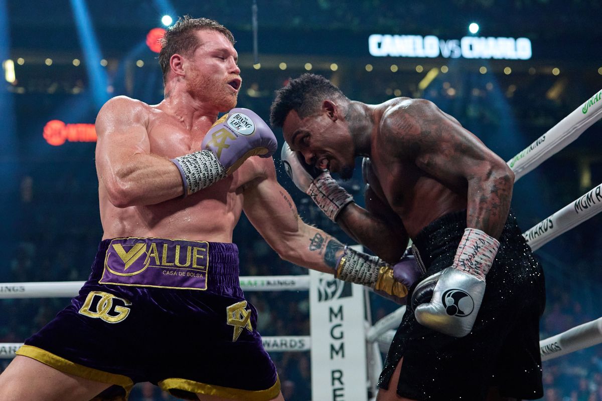 Canelo Alvarez (L) and Jermell Charlo battle in Showtime&#039;s September 30 pay-per-view boxing match. 