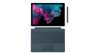 Surface Pro 6 con funda tipográfica