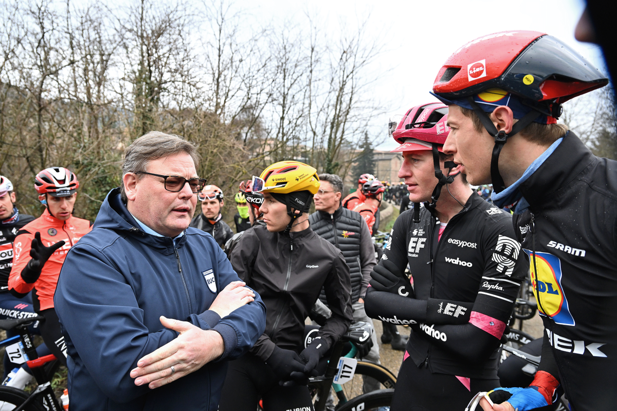 The peloton negotiating with the UCI commissaires about the resumption of the race