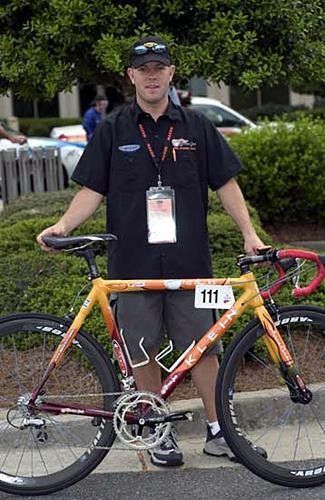 The Lance-dropper - Cesar Grajales' Jittery Joes Klein Q-Pro XX, with mechanic and sponsor Brian Molloy, owner of The Hub bike shop in Athens, Georgia.