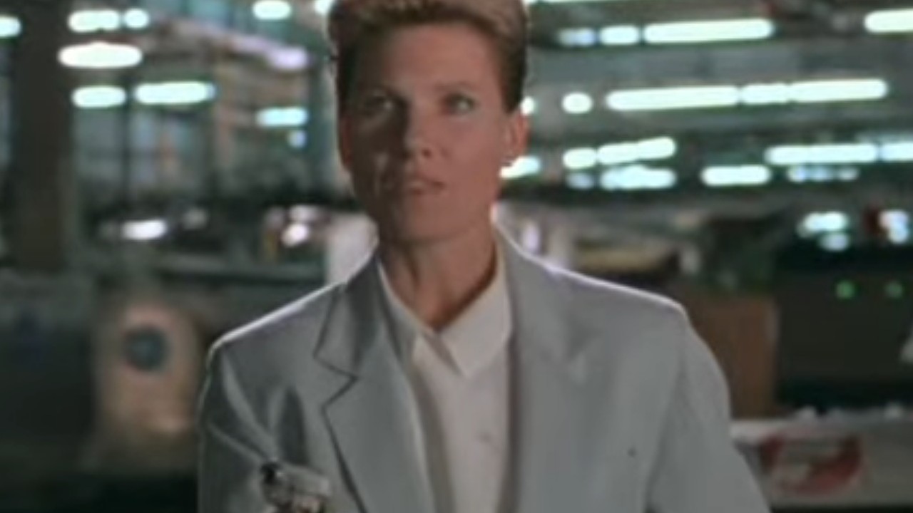 Lindsay Crouse with a gun in House of Games