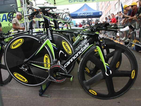 Liquigas' Cannondale Slice Hi-Mod frames haven't changed much in appearance since their introduction two years ago but updates to fiber content and lay-up schedules have put it on a diet.