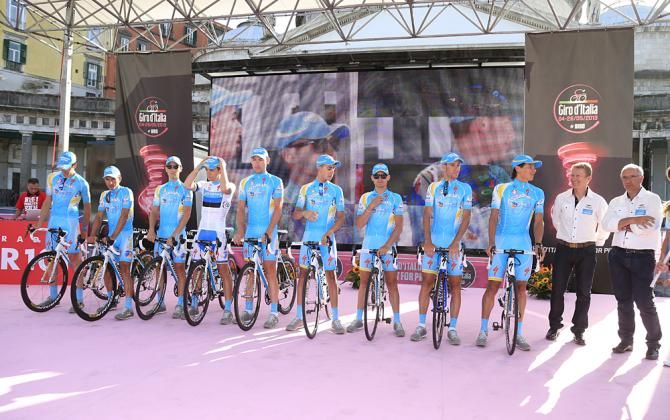 The Astana team with Vincenzo Nibali is presented in Naples