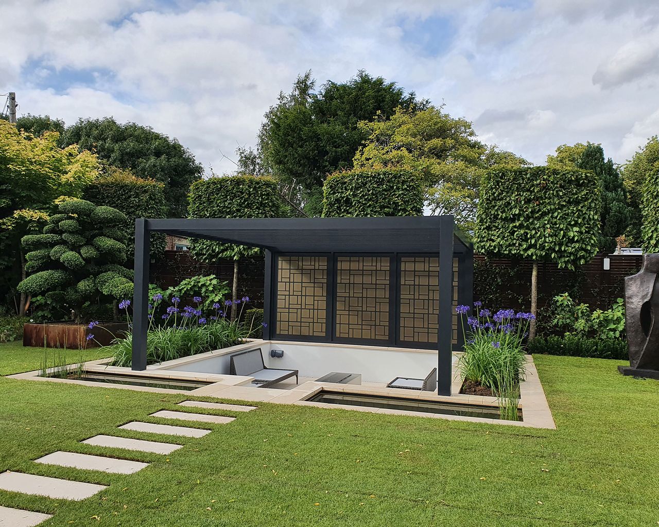 contemporary garden with lawn and sunken seating area