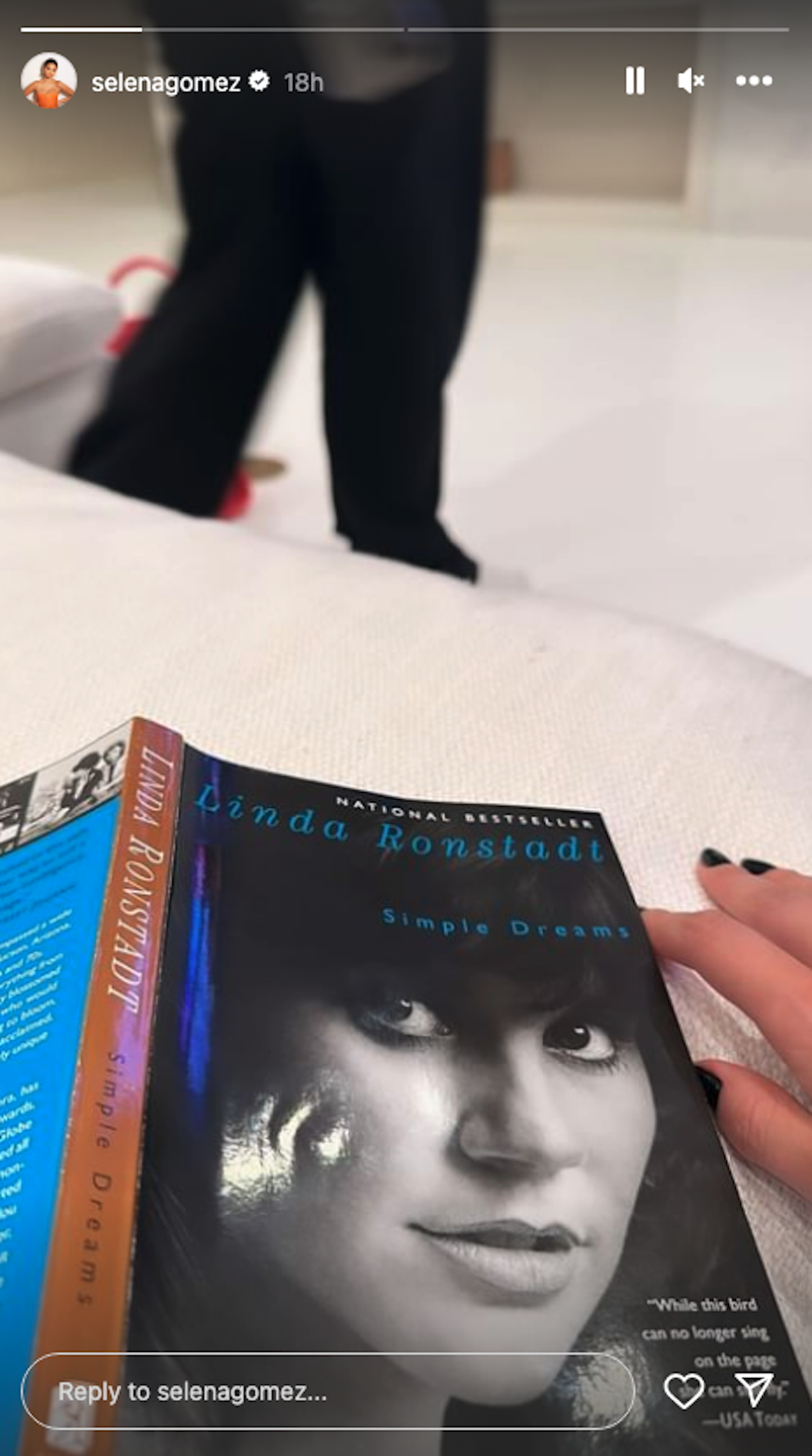 Selena Gomez liest das Buch von Linda Ronstadt