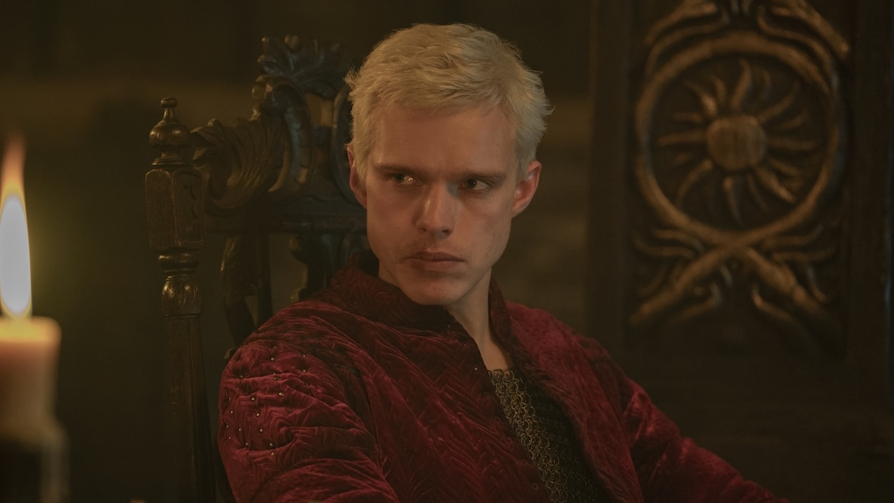 七王国の騎士 シーズン 1x04 でダンクに殴られて不機嫌になるエリオン