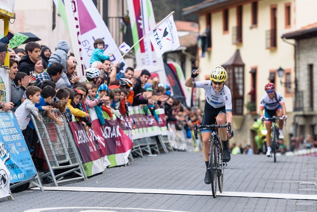 Emma Johansson wins Stage 1 ahead of Carmen Small