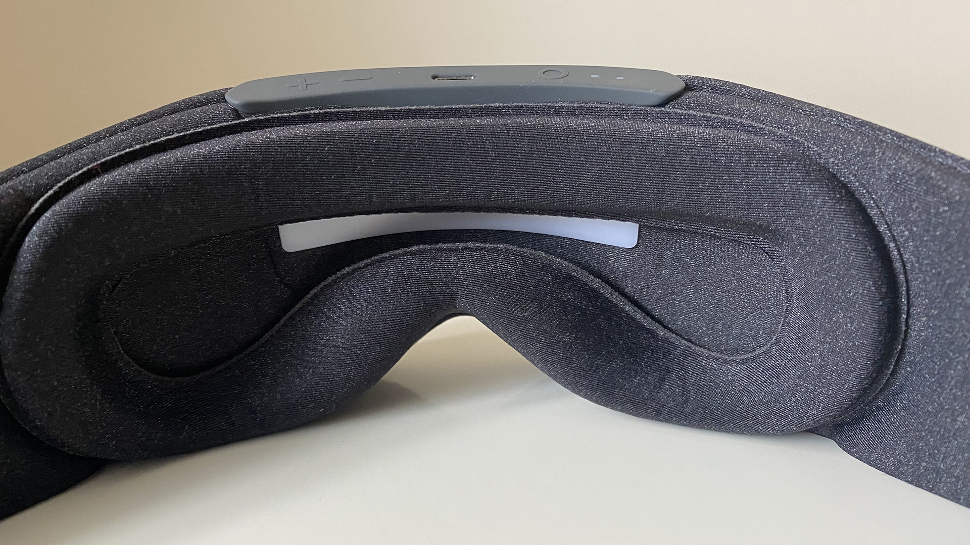 The glow bar on the inside of the Aura smart sleep mask, surrounded by the 3D hug cushion