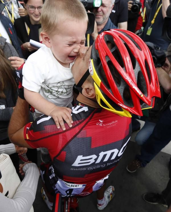 Philippe Gilbert (BMC) was visited by his family before the start.