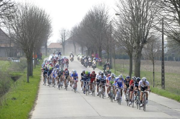 Bernhard Eisel (HTC-Highroad) powers the peloton.