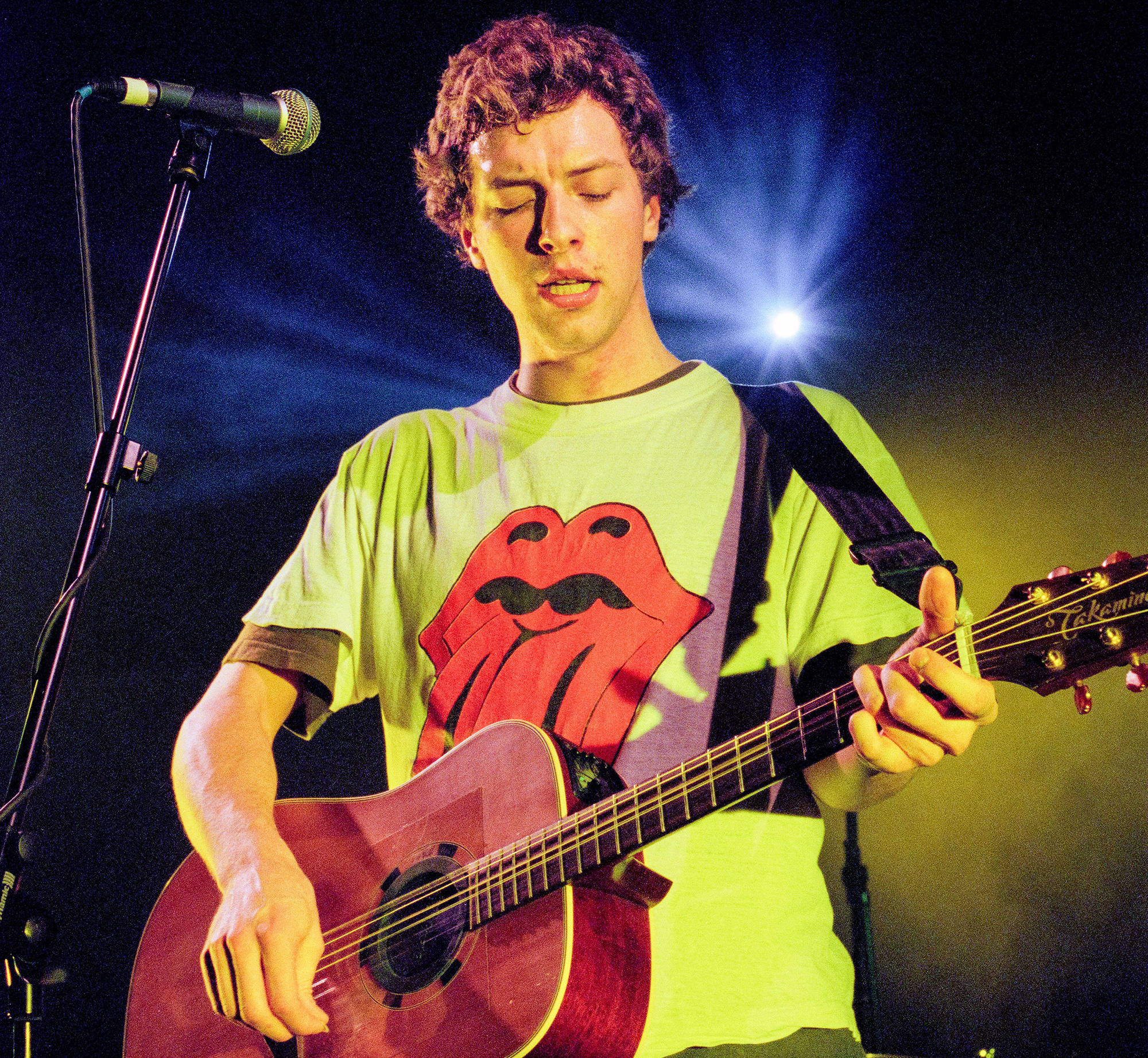 A very young Chris Martin of rock band Coldplay. The band were playing as the opening act on the four band UK NME Tour at Cardiff University Great Hall in Cardiff, Wales, UK on 25 January, 2000. This iconic image was the first image of the band to appear full page in Rolling Stone magazine in their breakthrough year 2000.