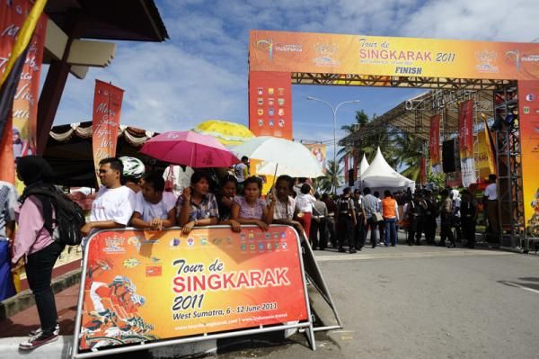 The spectator gathers at start and finish area
