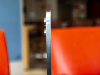 Left mmWave antenna and thin profile on the Galaxy S25 Edge