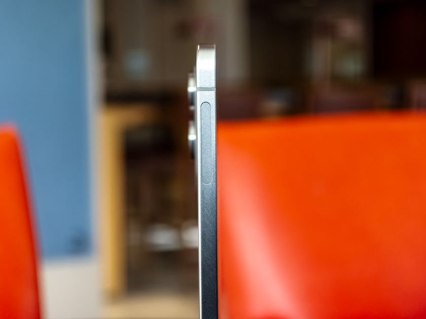 Left mmWave antenna and thin profile on the Galaxy S25 Edge