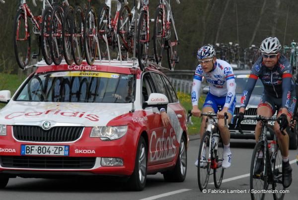 Steve Chainel (FDJ) has a chat with the Cofidis director
