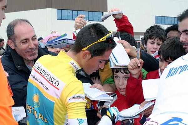 Alberto Contador (Astana) was happy to sign for fans.