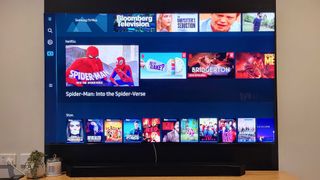 Brukergrensesnittet Smart Hub UI på en Samsung QN900B Neo QLED 8K TV.