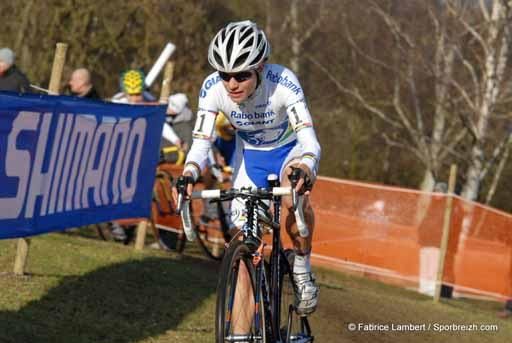 Marianne Vos (Rabobank) forces her way clear.
