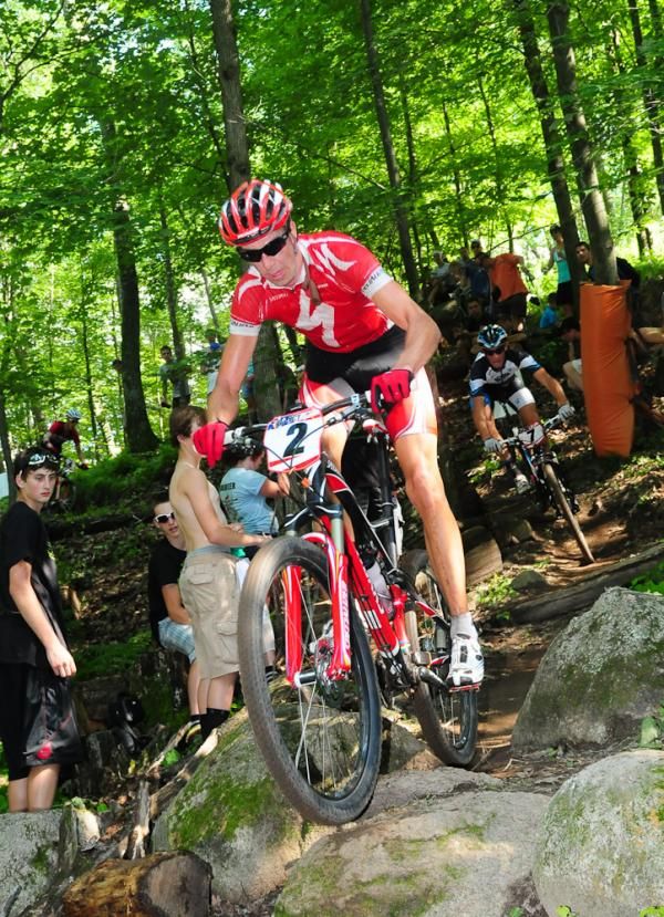 Todd Wells (Specialized) leads Shultz through a rocky section of the course.
