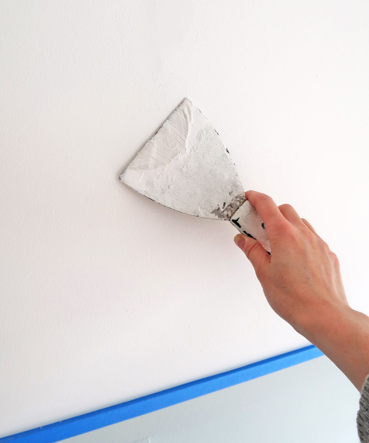 How to paint a wall for streak-free, professional results | Real Homes