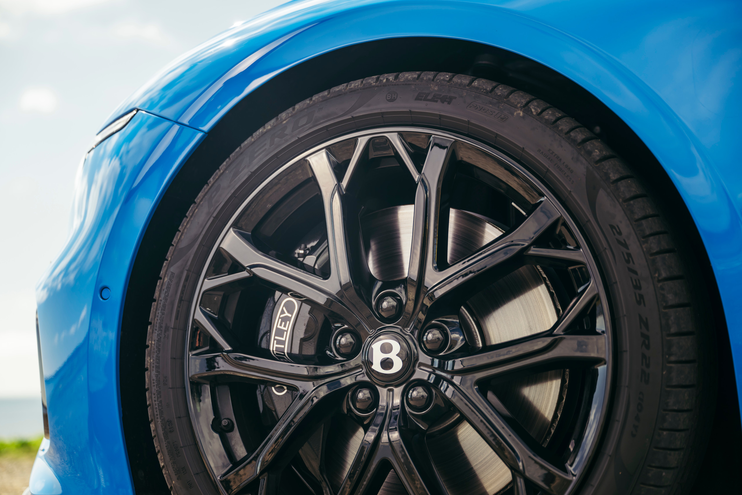 These black painted 22&amp;rdquo; ten spoke sports wheels are also an optional extra