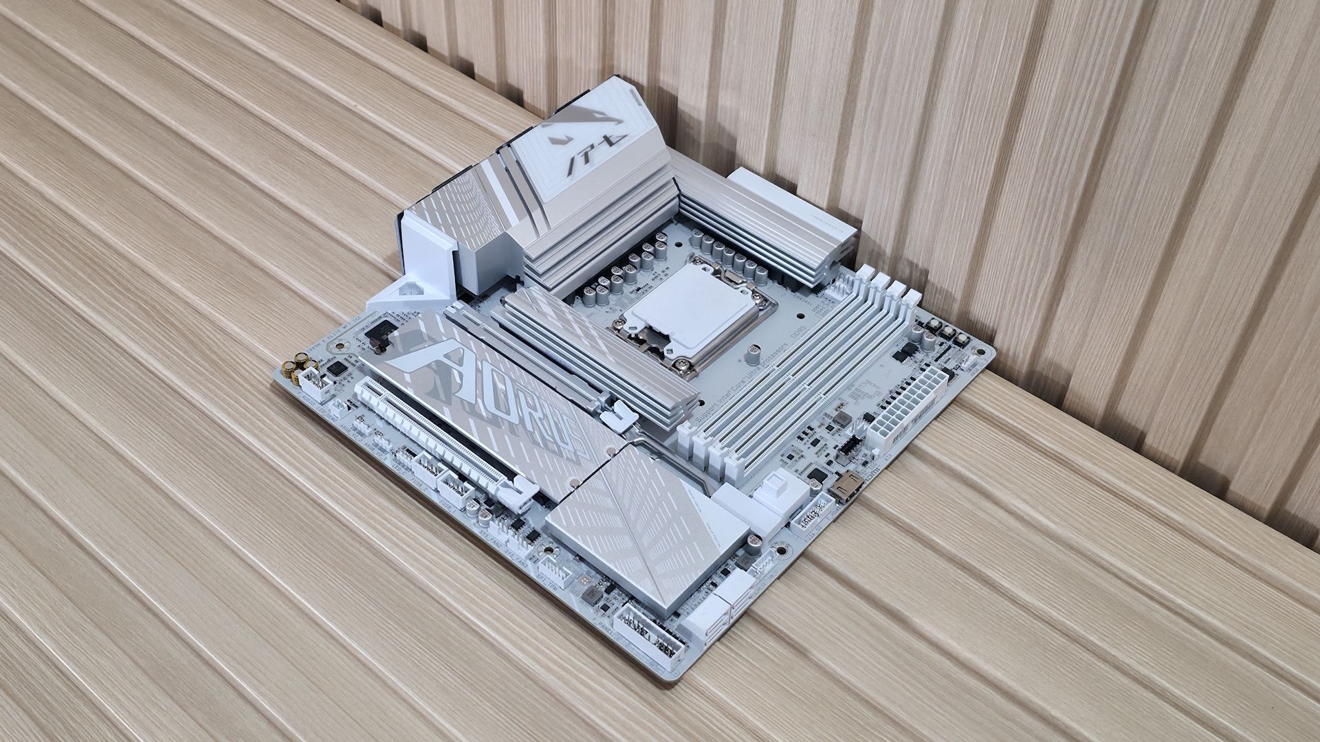 Gigabyte Z890M Aorus Elite Wifi7 Ice - Board images