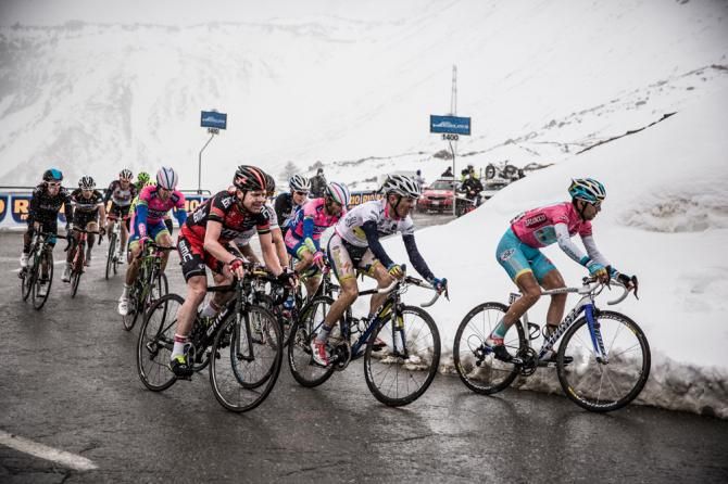Vincenzo Nibali (Astana) leads the favourites on stage 15 with Uran tucked in at the back of the group