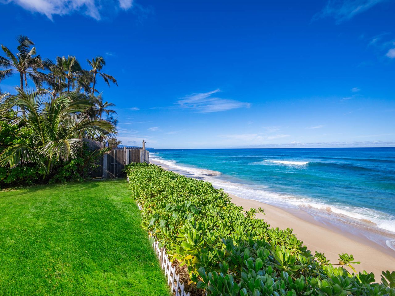 Home for sale in Hawaii on the beach.