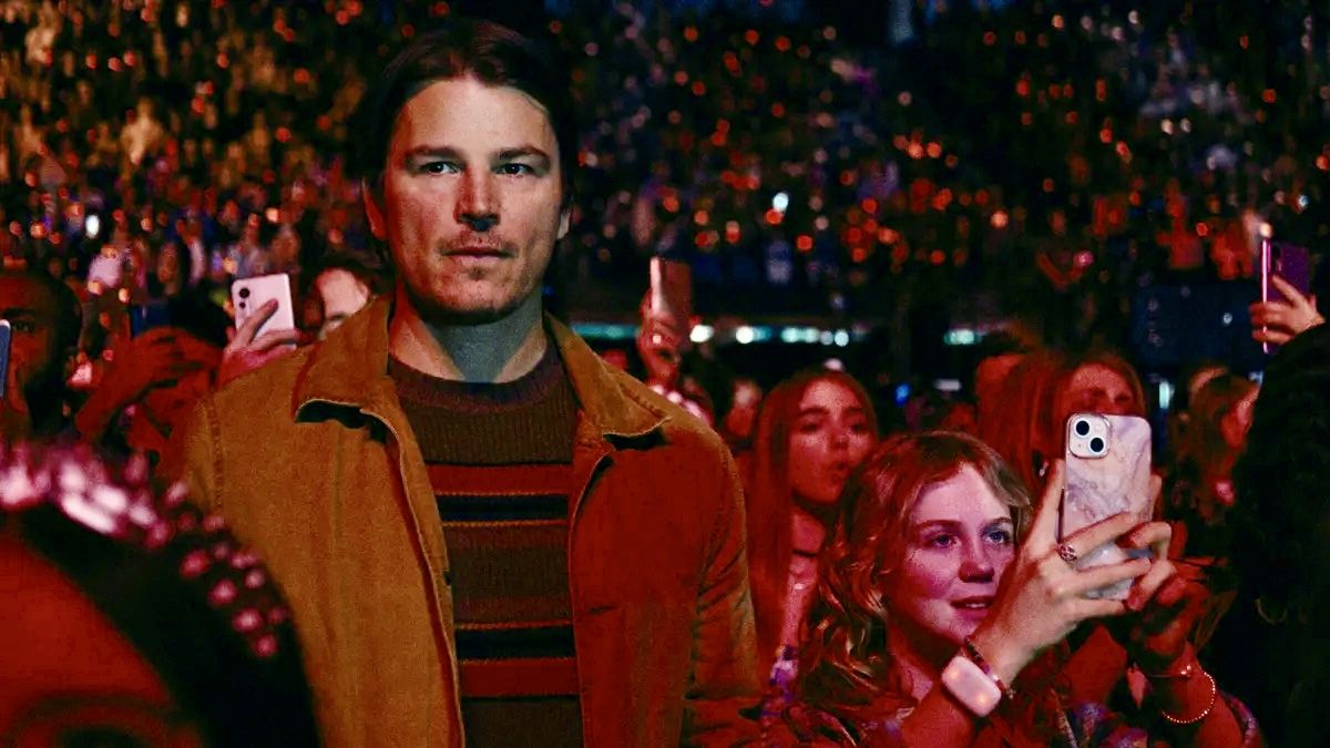 Josh Hartnett as Cooper Abbott and Ariel Donoghue as his daughter, Riley, at a concert in Trap. 