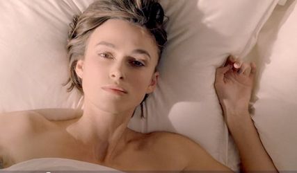 REGARDEZ le strip-tease Chanel de Keira Knightley