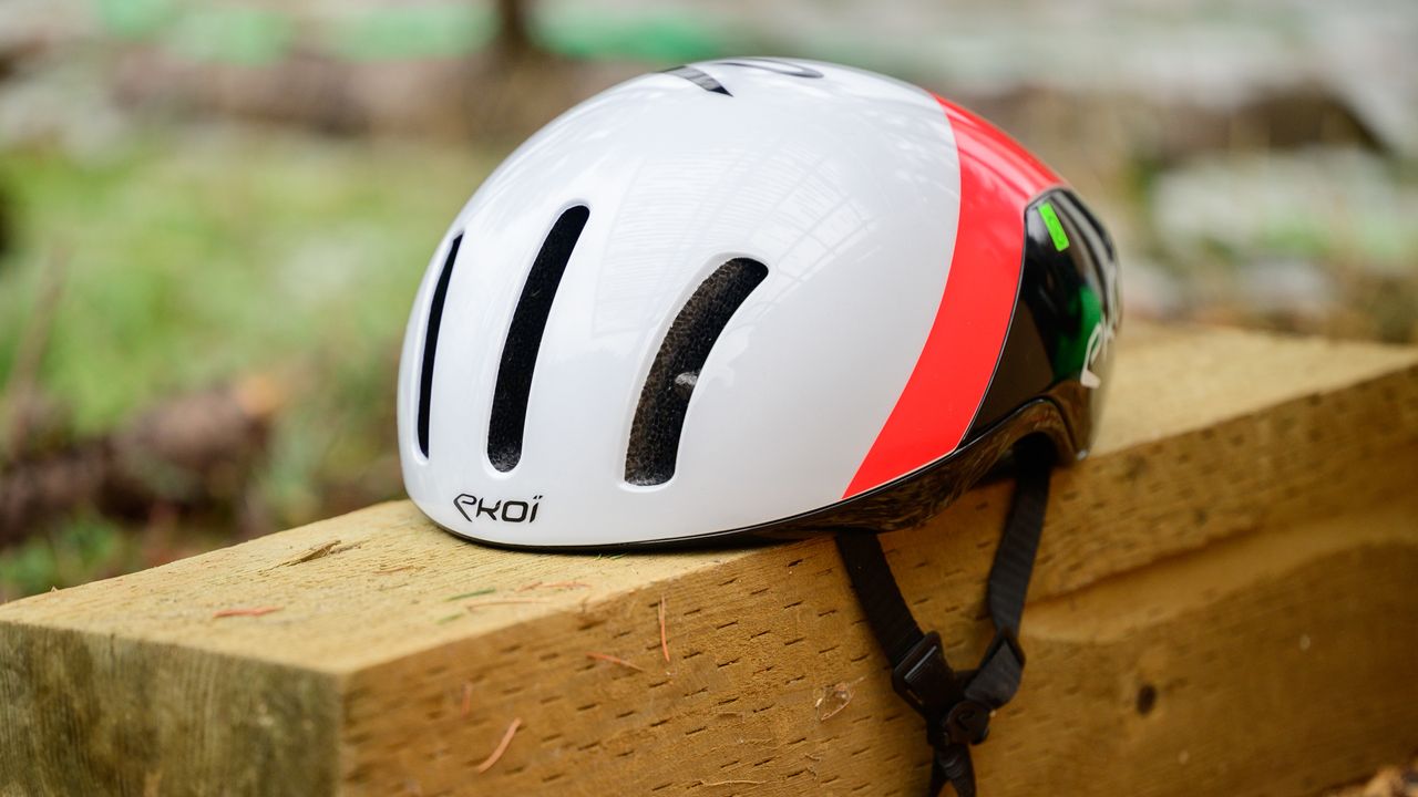 EKO&Iuml; Aerodinamica review 3/4 view