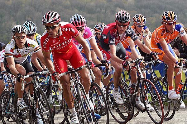 Sylvain Chavanel (Cofidis - Le Cr&eacute;dit par T&eacute;l&eacute;phone) leads a group at the top of the Gulpenberg.