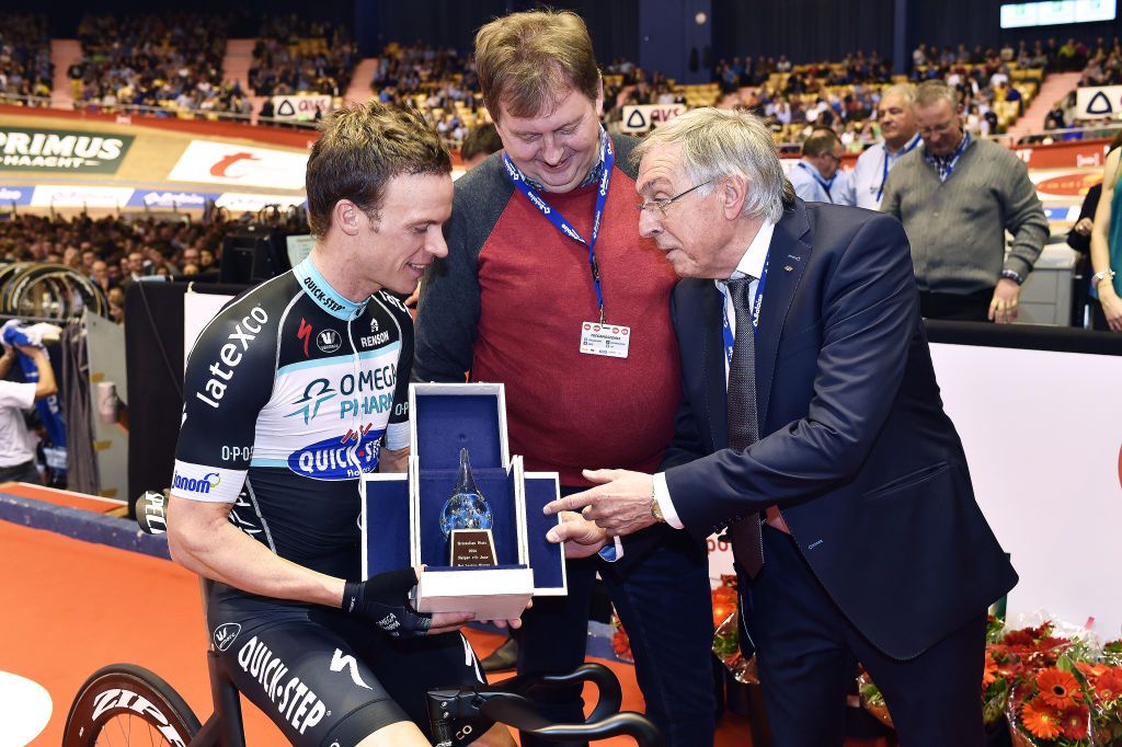 Patrick Sercu presents Iljo Keisse with the Trophee "Zweetdruppel" award for Best Belgian helper