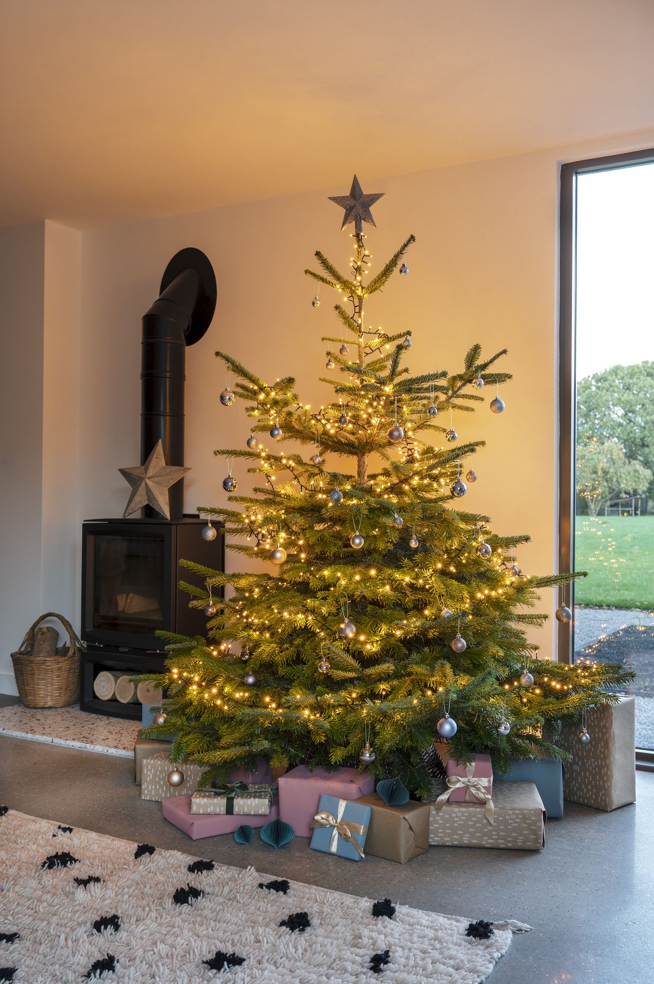 How long do real Christmas trees last? Tips to keep it fresh Livingetc