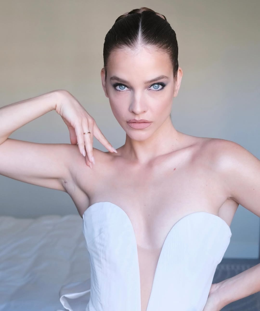 Barbara Palvin wearing smoky eyeliner.