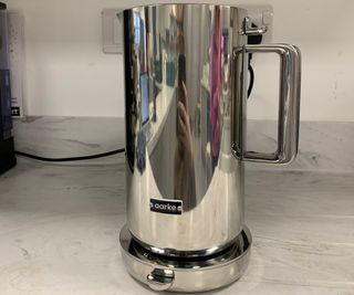 An Aarke Kettle on a kitchen counter.
