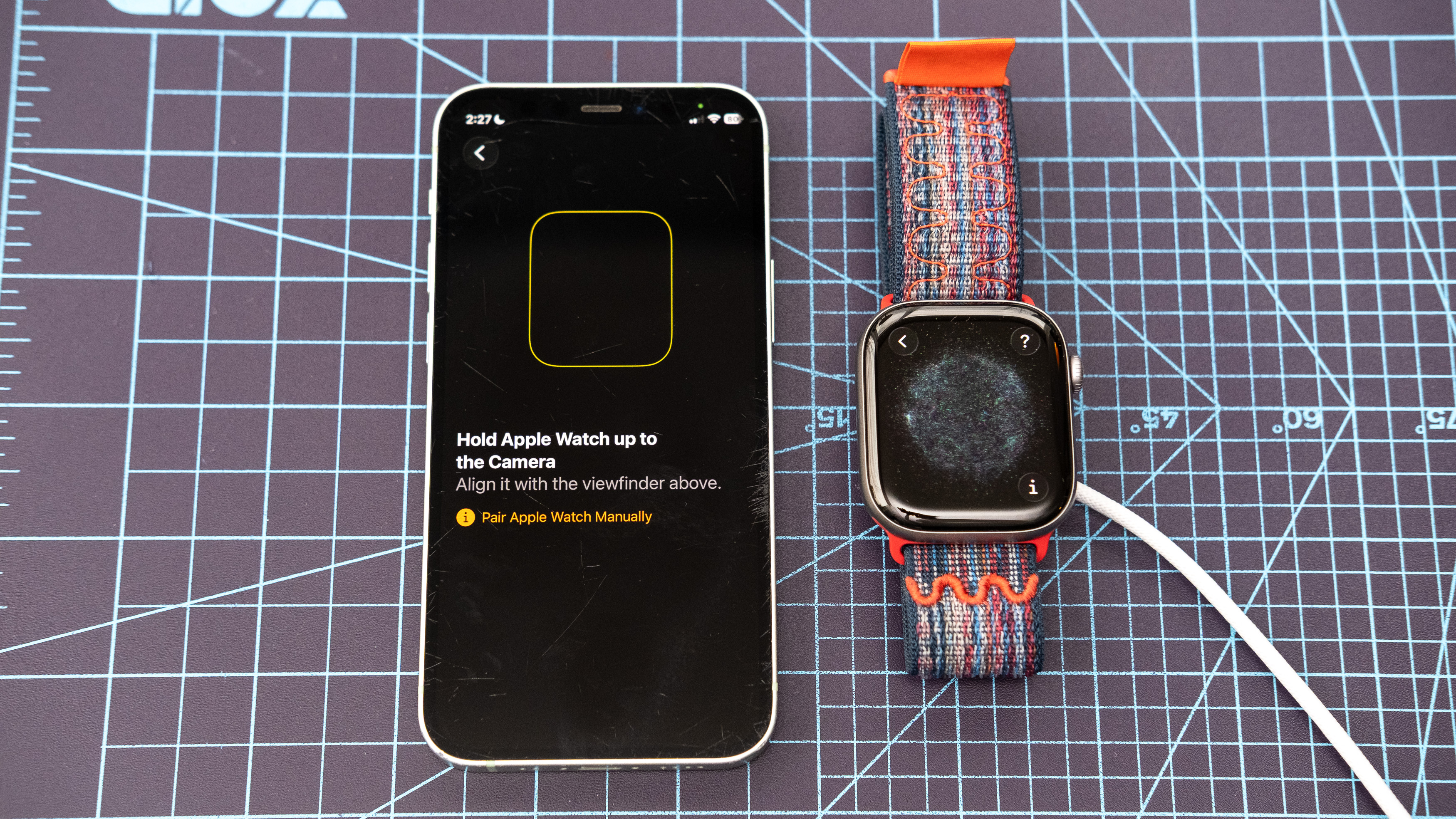 Primer plano del Apple Watch Series 11 que muestra el proceso de configuración y emparejamiento 