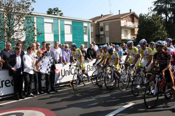 The peloton starts in the fifth edition of the Memorial Cimurri.